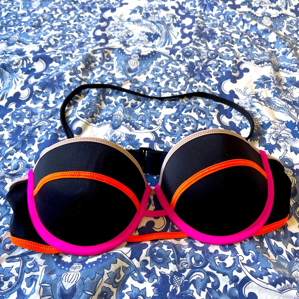 Victoria’s Secret bathing suit top 34b bottoms medium 

Looks like triangl